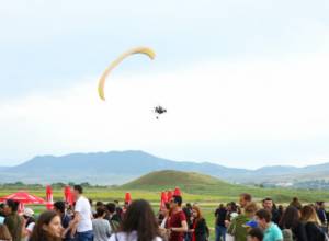 Полеты на параплане в Степанакертском аэропорту
