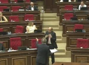 Բանավեճ Էդմոն Մարուքյանի և Հակոբ Հակոբյանի միջև՝ կուտակայինի քննարկման ժամանակ