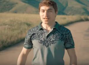 New song of revolution's singer: "From Right, From Left"