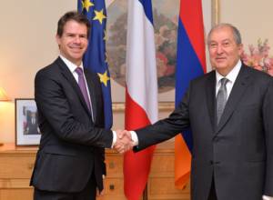 Armen Sargsyan visits French Embassy in Republic of Armenia