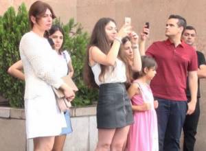Zaruhi Postanjyan's daughters participate in action