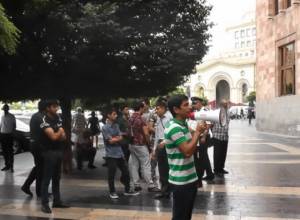 April war participants gather at Givernment building