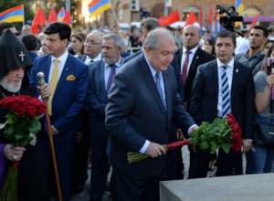 Президент возложил цветы у памятника Араму Манукяну