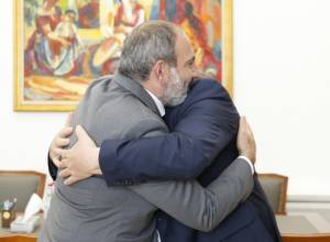 Prime Minister receives renowned swimmer Shavarsh Karapetyan