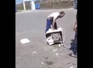 Incident Customs Service: Citizen breaks his washing machine as sign of protest action