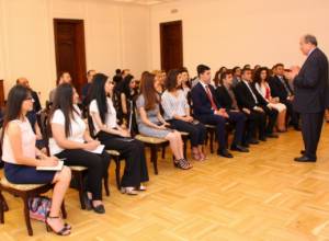 President Sarkissian meets with graduates of class 2018 of Leadership School