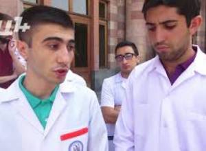 Գործազուրկ քաղաքացին մեխում է ոտքերը, բժիշկները պայքարում են սովորելու համար․ ակցիա