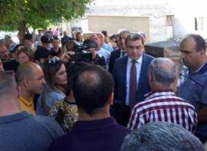 Protest action in Artashat, State Revenue Committee Chairman arrives in Artashat