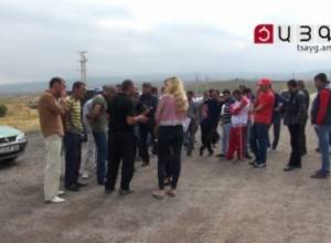 Workers of "North-South" highway close street