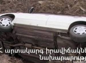 На автомобильной дороге Ереван-Армавир автомобиль врезался в электрический столб и перевернулся – есть пострадавшие