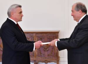 Ukrainian Ambassador to Armenia presents his credentials to President Sarkissian