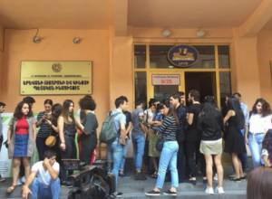 Sudents of Yerevan State Institute of Theater and Cinematography demand rector's resignation