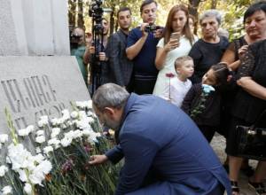 Prime Minister Nikol Pashinyan visits Yerablur Pantheon on Independence Day