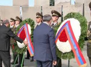 Վարչապետը ծաղիկներ խոնարհեց «Եռաբլուր» պանթեոնում