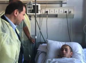 Davit Tonoyan visits soldier wounded at frontline