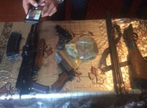 Правозащитники обнаружили оружие и боеприпасы в селе Ашоцк и конфисковали их