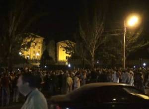 Live. Նիկոլ Փաշինյանի կոչով մարդիկ հավաքվել են ԱԺ-ի մոտ