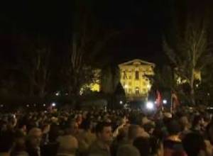Ազգային Ժողովի մատույցներում