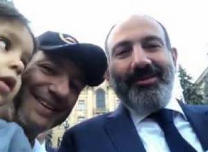 Վարչապետի սելֆին ԱԺ այգում
