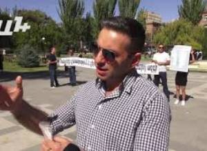 Բողոքի ակցիա ԱԺ - ի բակում