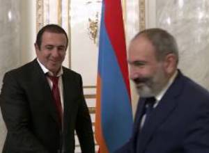 Ծառուկյանը՝  Փաշինյանին. Քո կողքը եղել եմ, լինելու եմ,,,,,