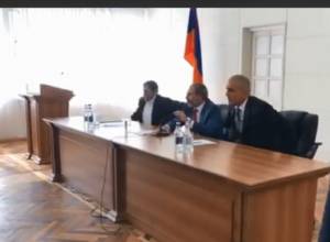 Встреча исполняющего обязанности премьер-министра в мэрии Эчмиадзина