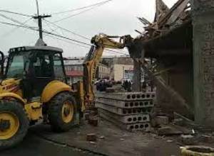 Ապօրինի կառույց է ապամոնտաժվում