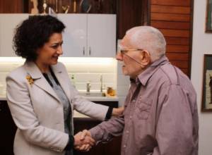 Анна Акопян посетила Армена Джигарханяна