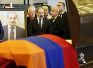 Nikol Pashinyan attends wake ceremony of Yuri Vardanyan