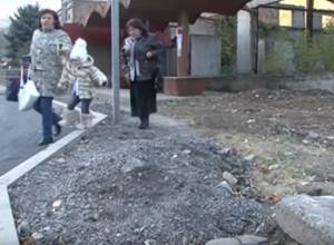 Բարեկարգվող փողոց՝ անանցանելի մայթերով