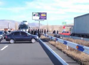 Complaining of inactivity of Etchmiadzin general jurisdiction court by closing road