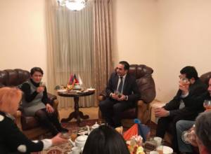 Nune Sarkissian meets with Armenian community representatives in Warsaw