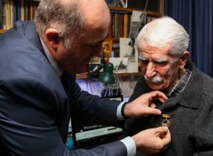 Заслуженный кинооператор Левон Атоянц был награжден золотой медалью мэра Еревана