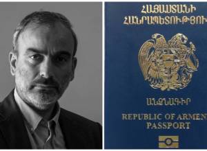 Jirair Sefilian receives Armenian passport