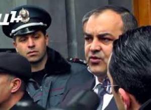 Մենակ Մանվելը չի խնդիրը, Մանվելը սկիզբնա.  Ակցիա դատախազության դիմաց