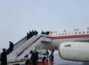 Nikol Pashinyan arrives in Moscow