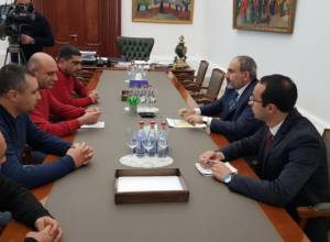 Nikol Pashinyan receives group of retired military servicemen