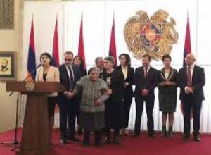 Ամենատարեց ընտրողը հանձնեց առաջին մանդատը
