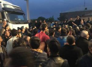 Protesters close road to airport