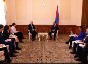 Ararat Mirzoyan receives Piotr Switalski