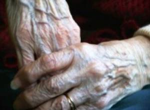 Вошли в дом 82-летней женщины и под угрозой ножа ограбили ее: дело раскрыто