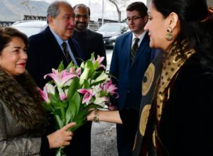 Президент РА посетил посольство Индии