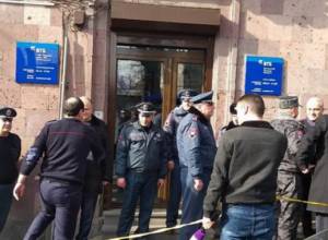 Полиция обезвредила мужчину, ворвавшегося в банк с топоров