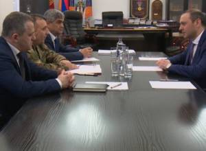 Министр обороны АР принял Армена Григоряна