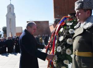 Бако Саакян возложил венок к могиле Артура Мкртчяна