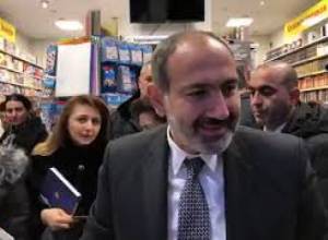 Նիկոլ Փաշինյանը քաղաքացիներին գրքեր է նվիրեց