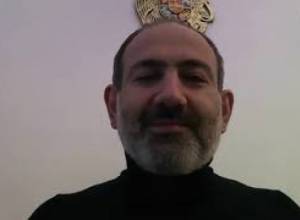 Նիկոլ Փաշինյանն արտասանում է