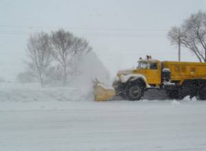 На автомобильных дорогах Сюника идет снег