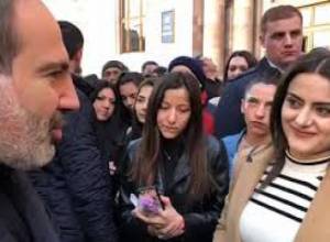 Փաշինյանը Մարտի 8-ի առթիվ փողոցում ծաղիկներ է բաժանում