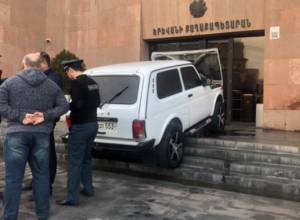 Քր. գործ՝ քաղաքապետարանի աստիճաններին մեքենա վարելու համար